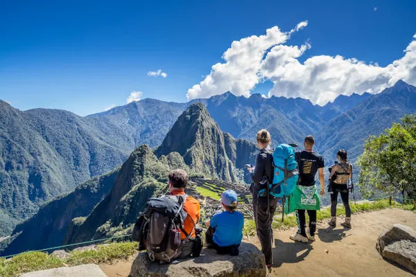 Machu Picchu com crianças: família reunida apreciando a vista panorâmica das ruínas